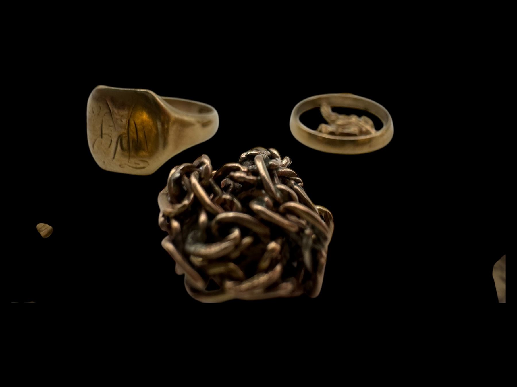 9ct gold charms, including crossed swords, signet ring, horseshoe and leaf, and a 14ct gold fireplace charm