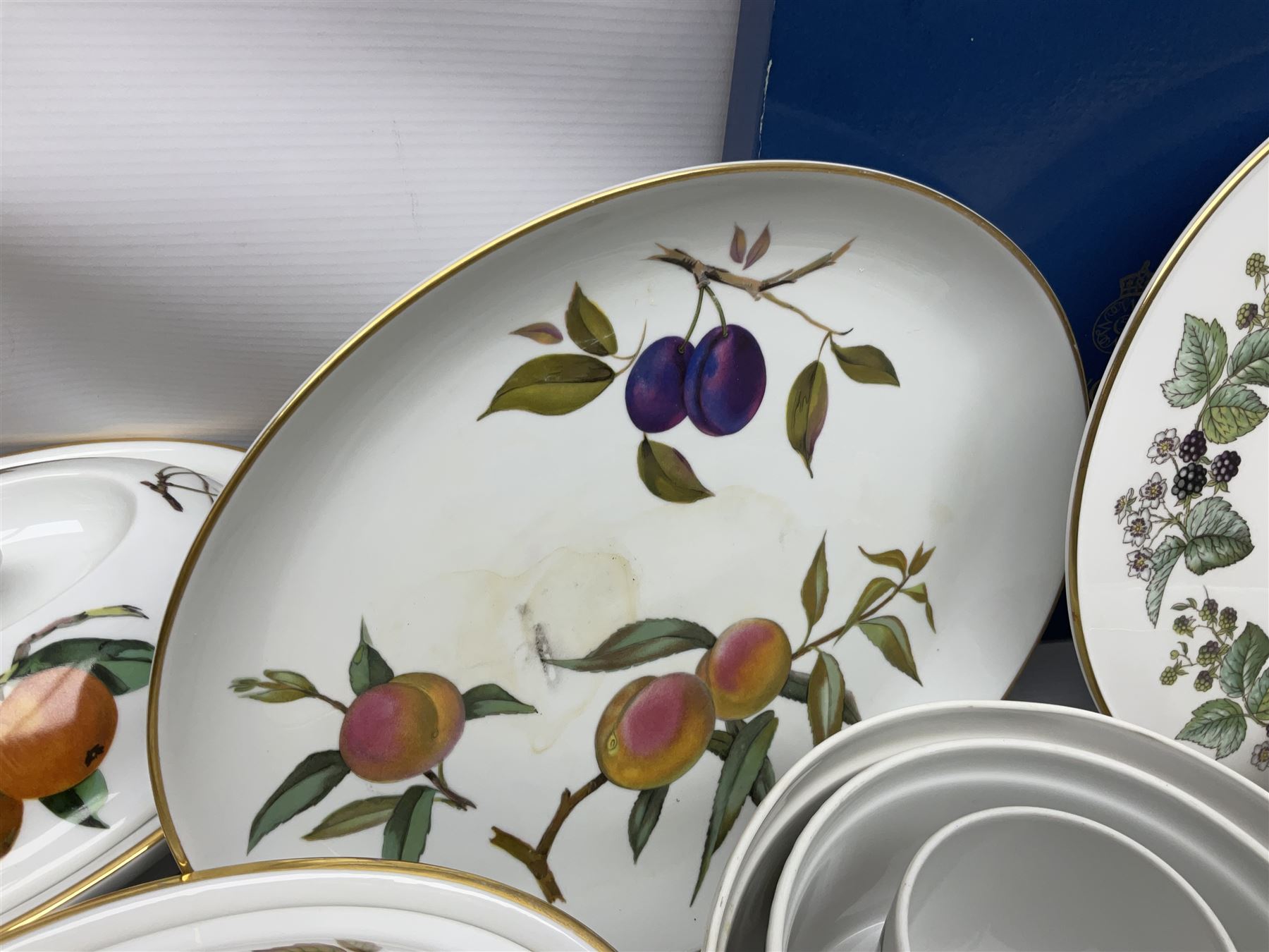Royal Worcester Evesham pattern ceramics, including twin handled pot, oven dishes, pie dishes, bowls, jugs, etc together with other Royal Worcester ceramics 