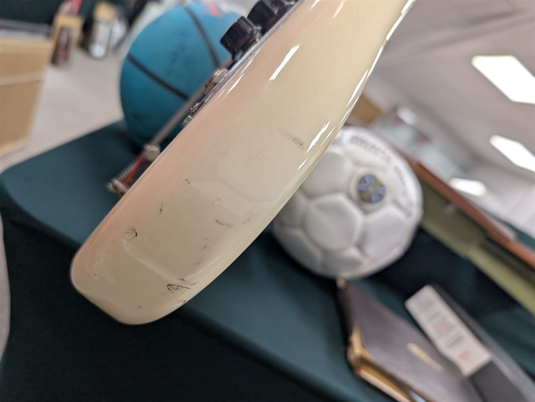 Fender jazz bass guitar, serial no. MZ7182451 made in Mexico c.2007, with cream body, white scratch plate, maple neck, guitar L120cm