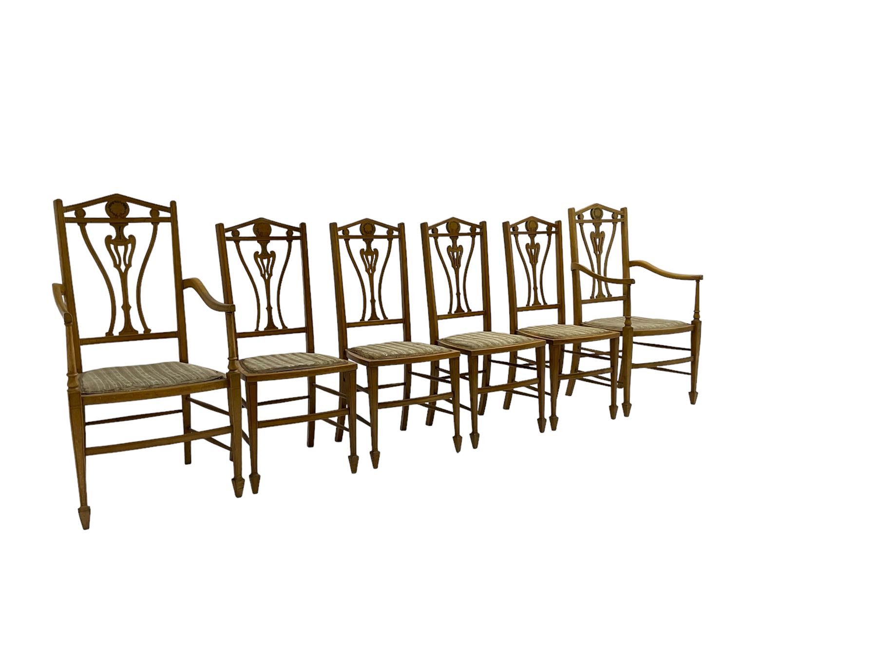 Set six (4+2) Edwardian satinwood dining chairs, triangular cresting rail painted with laurel wreath, shaped and pierced splat flanked by two shaped upright rails, with boxwood stringing, upholstered seats, on square tapering front supports with spade feet
