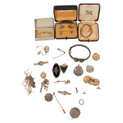 15ct gold cameo brooch, 9ct gold jewellery including stone/paste set brooches, stick pin, ...