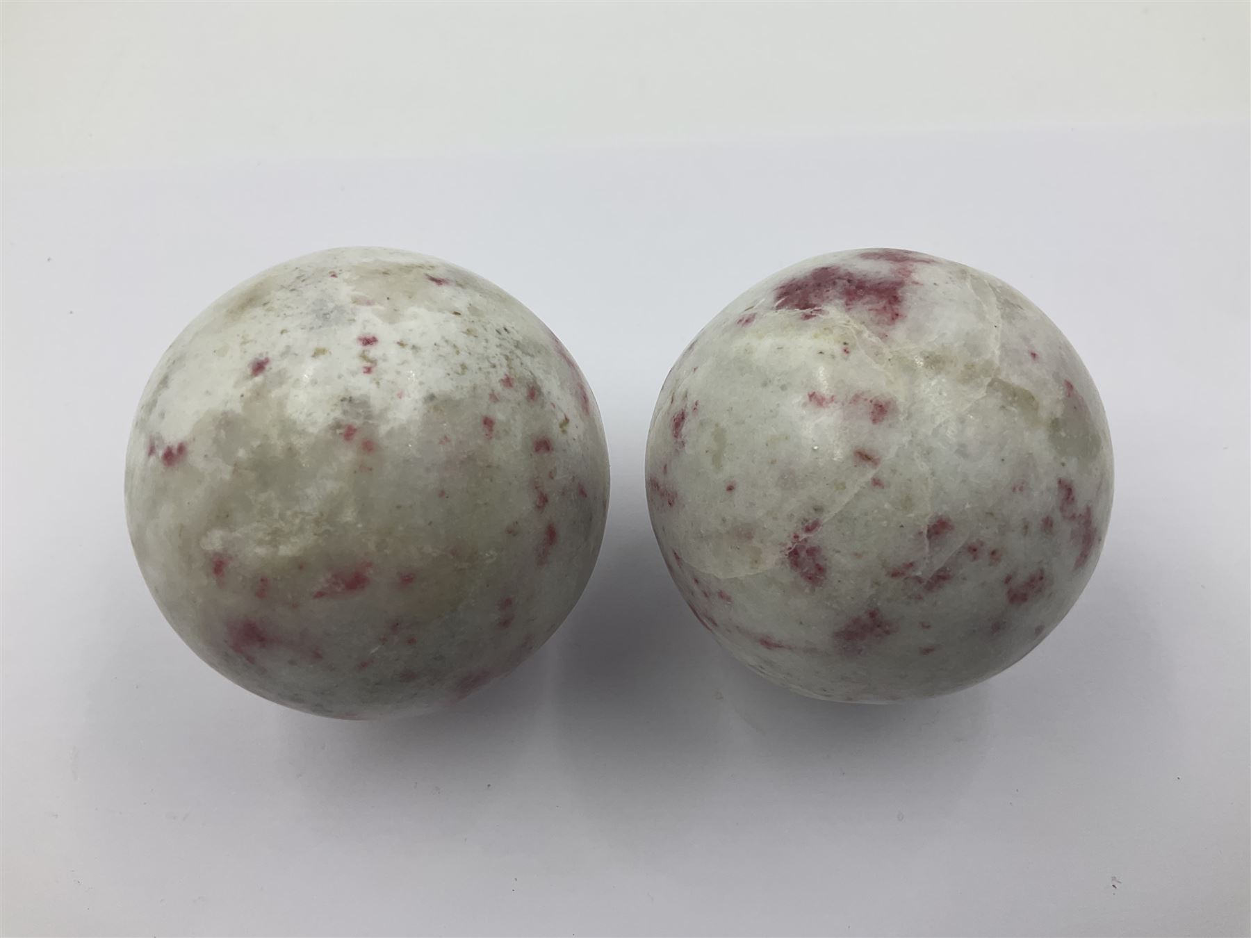 Pair of cinnabar spheres, upon gilt metal stands, H9cm D6cm 