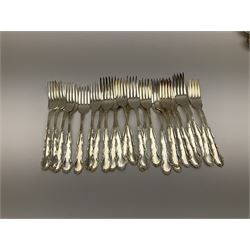 Oneida Community silver plated cutlery in the Mansion House pattern, comprising fithteen teaspoons, twelve soup spoons and six serving spoons together with matched cutlery, compromising fourteen forks, twentythree knives, twelve spoons, ten dessert spoons, one teaspoons,and a selection of other cutlery. 