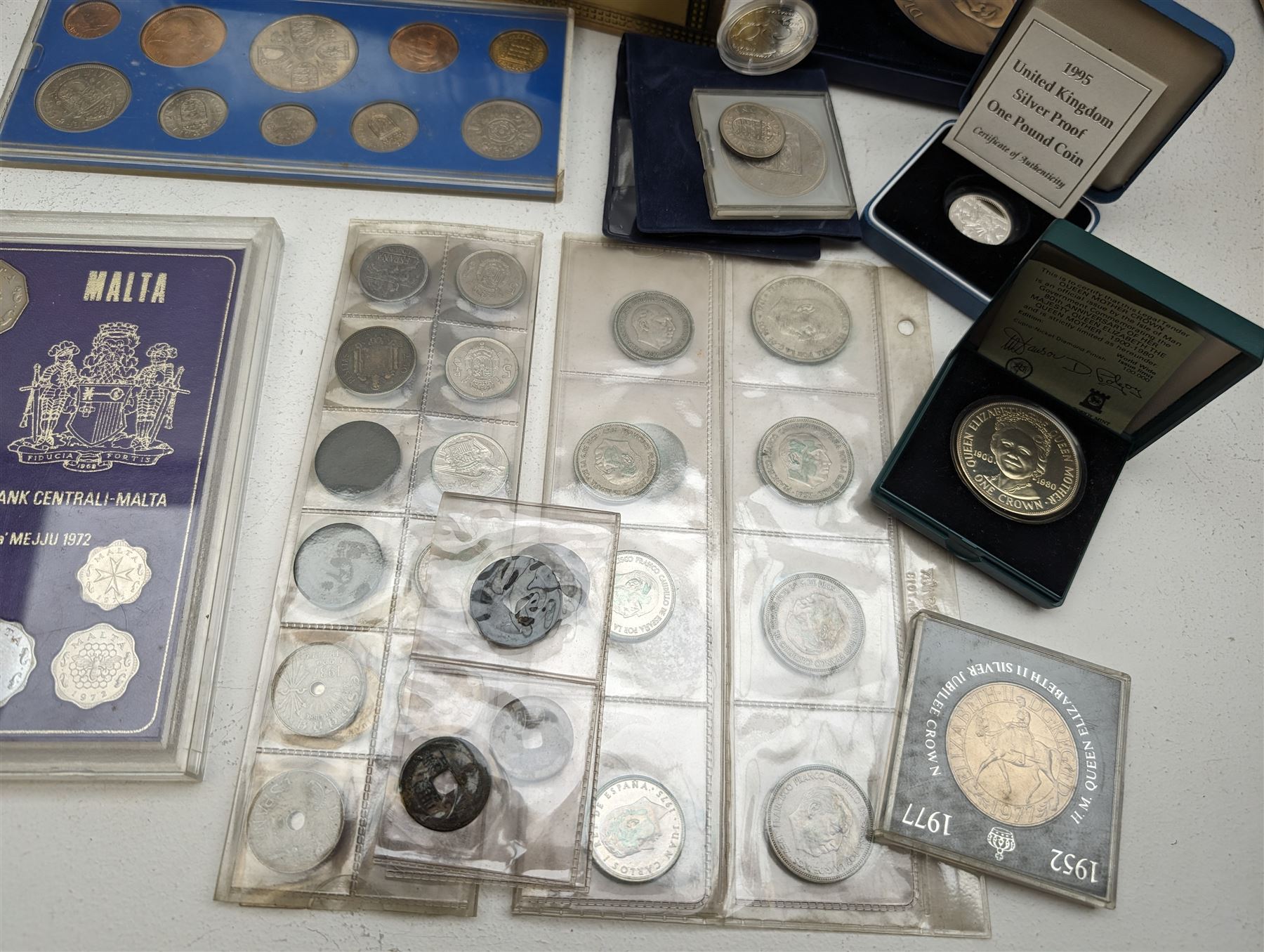 Great British and World coins, including 1996 brilliant uncirculated coin collection in card folder, 1998 proof coin set in blue display with certificate, commemorative crowns, 1953 unofficial year set in plastic holder, pre-decimal coinage, pre-Euro coinage etc, housed in various ring binder folders and loose