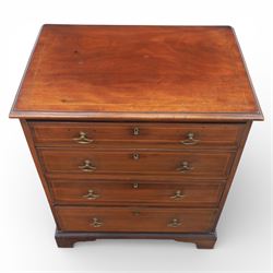 Edwardian mahogany bachelor chest with inlay, the rectangular crossbanded top with fine stringing over a graduated arrangement of four drawers fitted with brass swan neck handles, standing on a moulded plinth above bracket feet