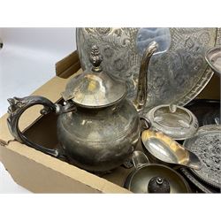Walker & Hall silver-plate circular comport, stamped 51900, H14.5cm together with further Walker & Hall silver plate circular dish and teapot, and other silver-plate and other metalware