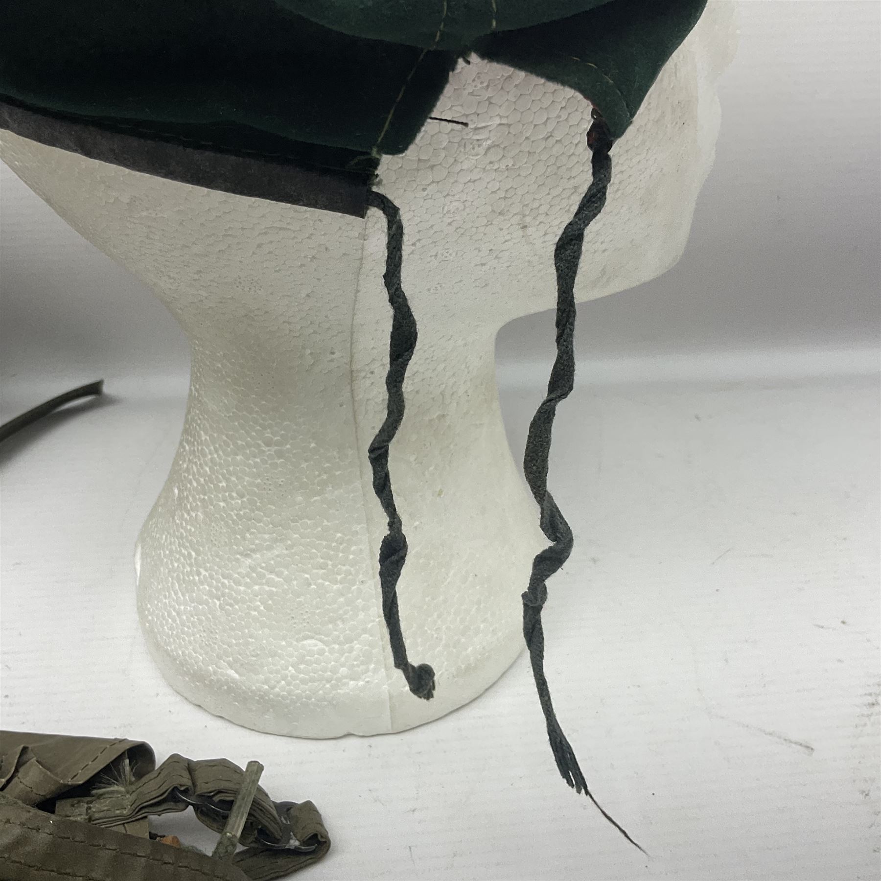 Falklands War - Argentine Special Forces beret with metal badge reputedly taken at Goose Green May 28th 1982 by Cpl. Hudson attached to 2 Para; together with an Argentine Gas Hood (2)