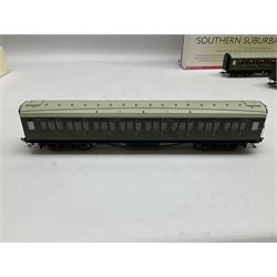 Hornby '00' gauge - 'Southern Suburban 1938' Coach Pack, DCC ready 