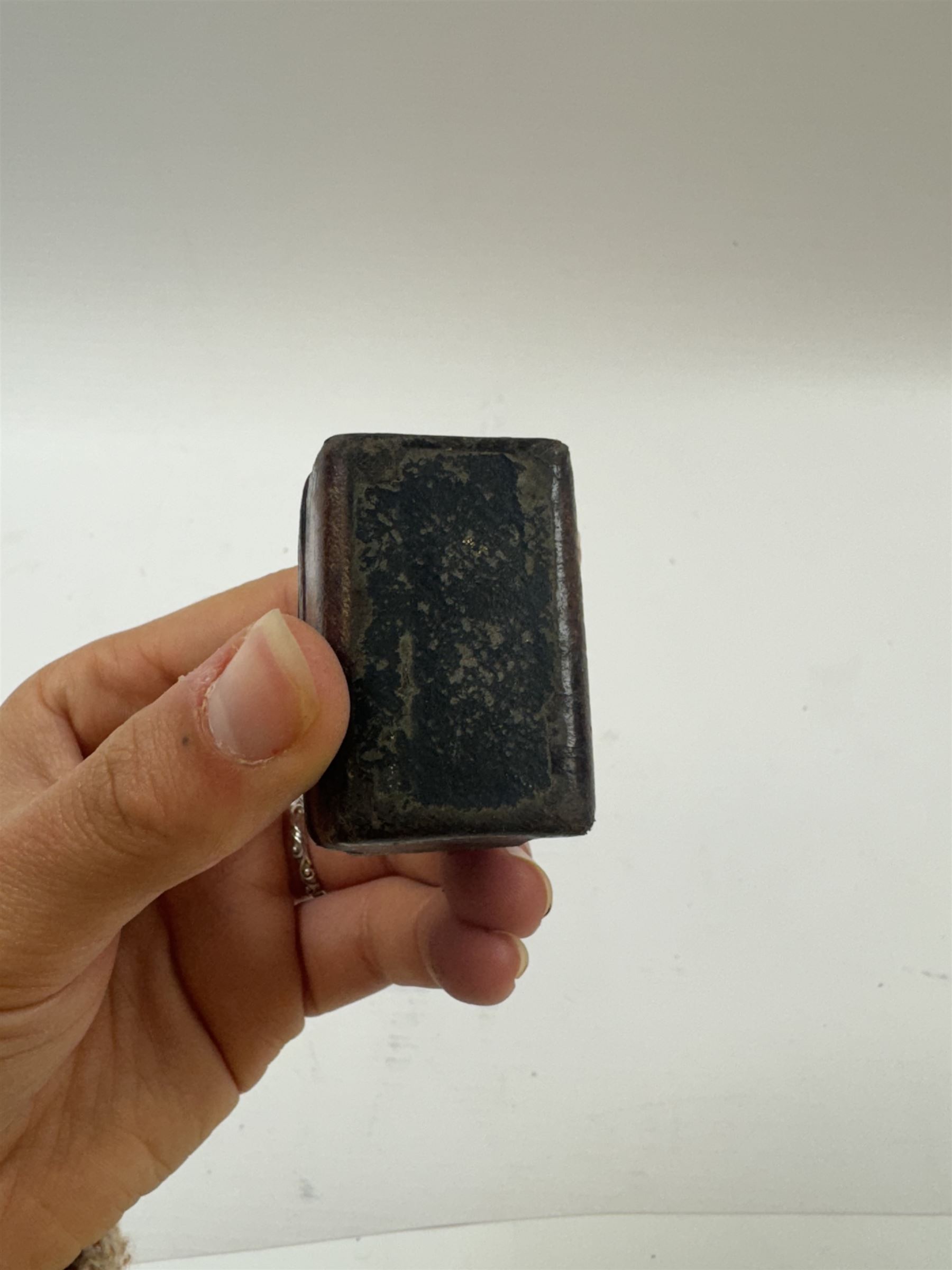 Victorian novelty inkwell, in the form of a leather Gladstone bag, H4cm