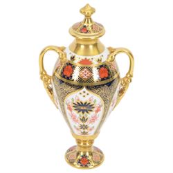 Late 20th century Royal Crown Derby Imari 1128 pattern Tissington vase and cover, of ovoid baluster form with gilt neck and foliate handles, H21cm