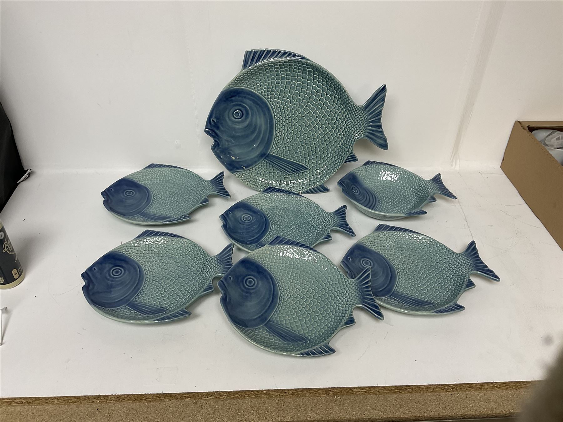 Set of five Olfaire blue fish plates, together with a further bowl and larger serving platter, largest W40cm