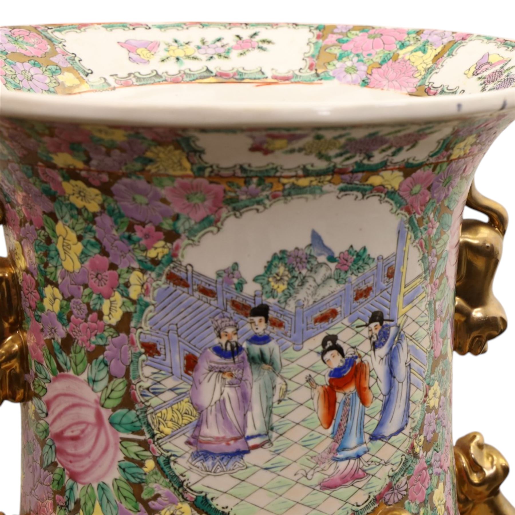 Chinese canton famille rose floor standing vase, decoration with panels depicting court scenes, surrounded by birds and flowers, with applied gilded Fo dogs and salamanders, H94cm
