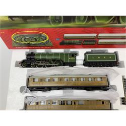 Hornby '00' gauge - Flying Scotsman electric train set with Class A3 4-6-2 locomotive 'Flying Scotsman' No.4472 and three teak style passenger coaches, boxed with TrakMat pack