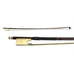 Early 20th century silver mounted pernambuco violin bow with ivory frog, stamped DODD L74.5cm