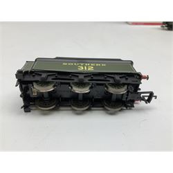 Hornby '00' gauge - 'Southern Suburban 1938' Coach Pack, DCC ready 