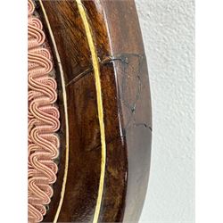 Pair of Edwardian inlaid rosewood salon chairs, upholstered in dusky pink fabric with gimp trim, oval backrest with carved crest rail with central shell motif and pierced splat, on cabriole supports terminating in castors