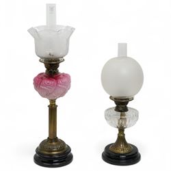 Victorian brass column table oil lamp with pink glass reservoir and etched shade H61cm and...