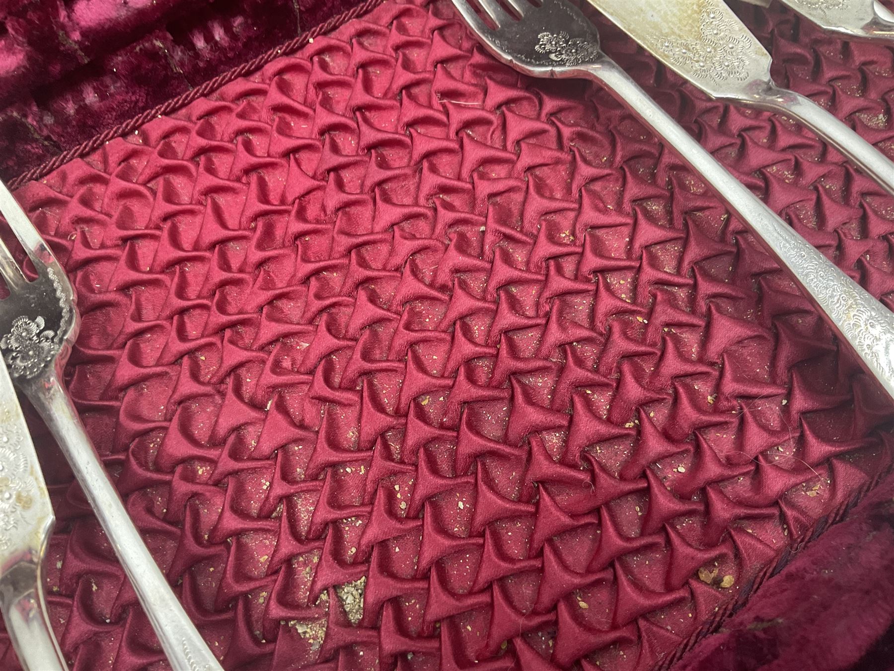 Canteen of cutlery by George Davis, Halifax, with silver ferrules 