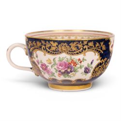 18th century Worcester trio, circa 1770,  painted with shaped panels of birds within a gilt boarder upon a blue scale ground with gilt detail to the rim, mark beneath, H7cm 