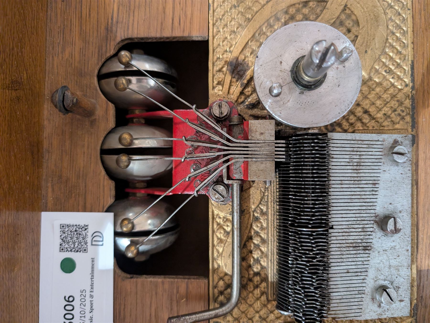 German-late 19th century Polyphon, in a mahogany finished case with a decorative inner Kalliope trade decal, with a 48 tooth steel comb on a gilt cast base and central driving spindle, with six bells and hammers and one 9-1/8” disc. Serial No 113007. With Key.