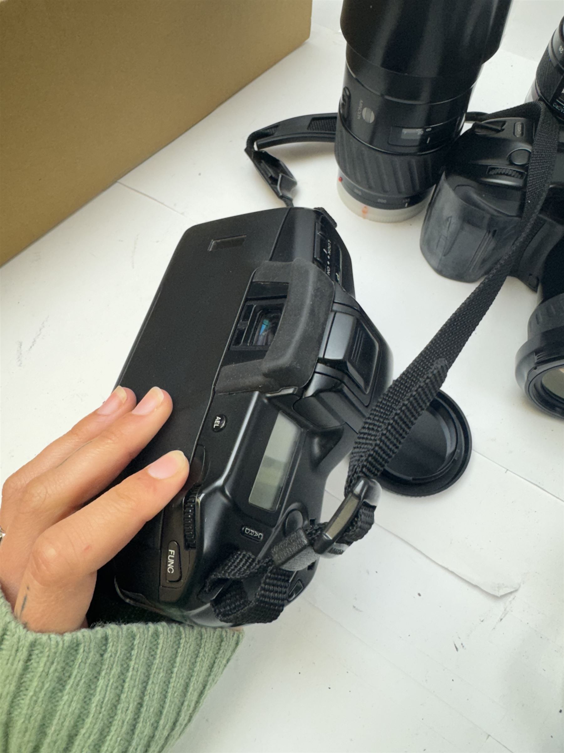 Six Minolta Dynax SLR camera bodies, comprising 800si serial no. 62703606, three 7xi examples, including one boxed example, serial nos. 20106944, 16123311 & 22107553, and two 9xi examples, serial no. 18209901 & 18202113, with three Minolta lenses, including Zoom xi 28-105mm 1:3.5(22)-4.5 lens, AF Zoom 28-85mm 1:3.5 (22)-4.5 lens and an AF Zoom 75-300mm 1:4.5(32)-5.6 lens, Hama carry case and other accessories