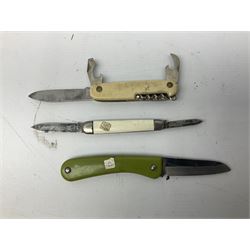 Twenty-nine pocket knives including commemorative and advertising examples, Richards of Sheffield single blade folding knife etc
