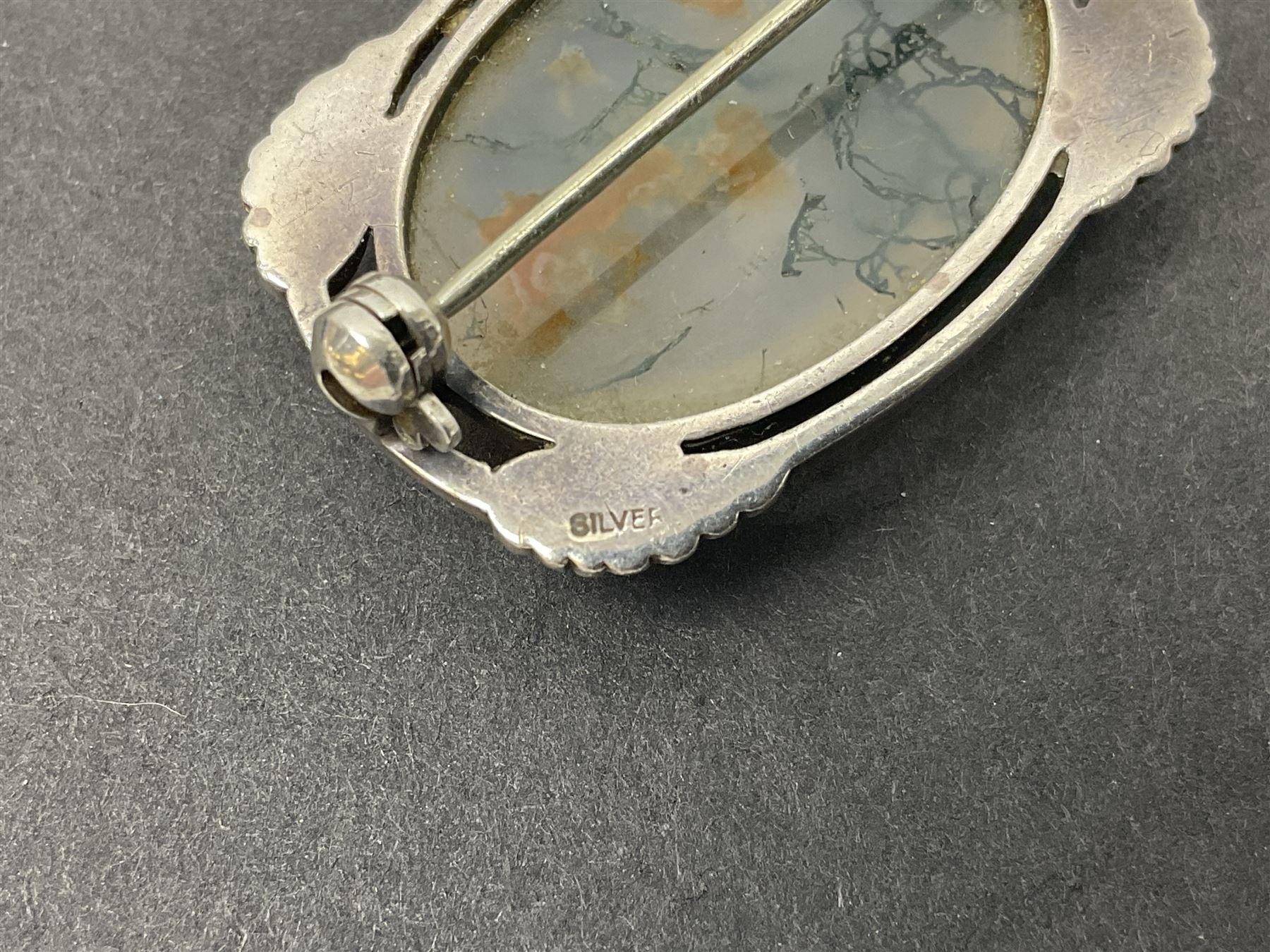 9ct gold jewellery including leaf brooch, wishbone Mizpah brooch, carnelian brooch, gold cased ladies Omega wristwatch, on leather strap and gold cased ladies Tissot wristwatch on expanding gilt strap, together with silver brooches and a Czech paste buckle, etc