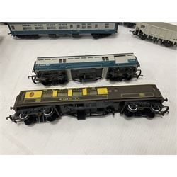 Hornby/Tri-Ang ‘00’ gauge - eight various coaches and eighteen goods wagons; all unboxed (26)