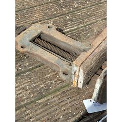 Parkinsons joiners bench vice. L58cm. - COLLECTION BY APPOINTMENT FROM: The White House, Thirsk Road, Easingwold, York, YO61 3NF - CALL 01723 507111 TO ARRANGE