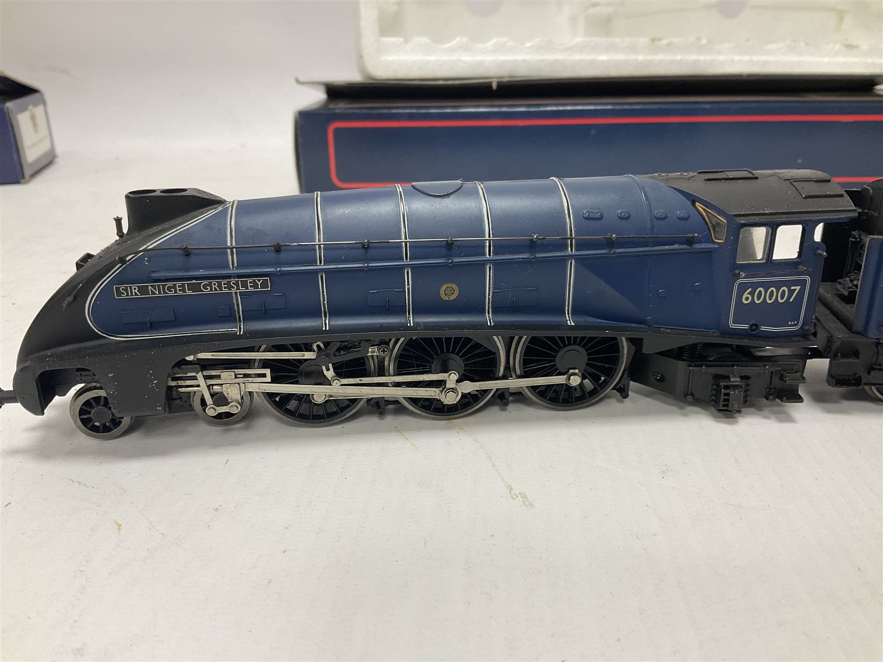 Bachmann ‘00’ gauge - 31551 Gresley Class V2 2-6-2 ‘Green Arrow’ locomotive no.60800 in BR black; 31954 Gresley Class A4 4-6-2 ‘Nigel Gresley’ locomotive no.60007 in BR blue; 31959 Gresley Class A4 Pacific 4-6-2 ‘Miles Beevor’ locomotive no.26 in LNER garter blue; in original boxes (3) 