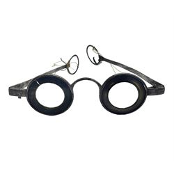 Pair of 18th century horn and steel rimmed spectacles, arm L10.5cm, rim D3.5cm