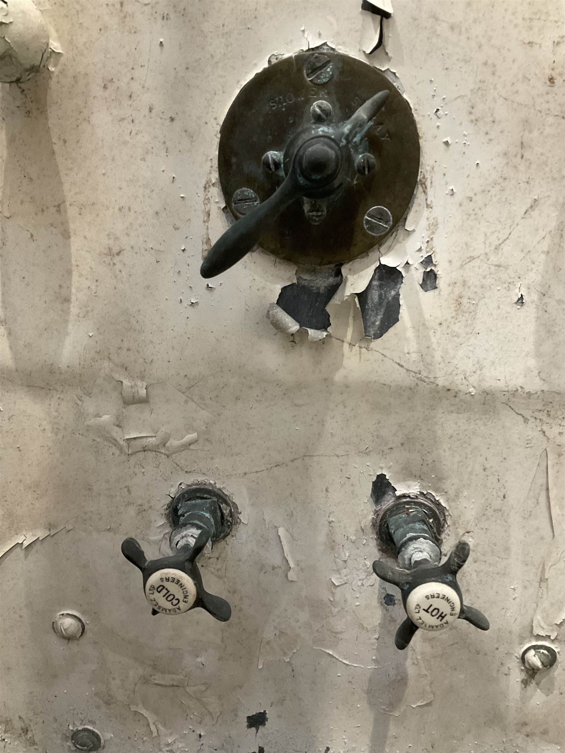 Edwardian lead and metal bath shower canopy painted in white - THIS LOT IS TO BE COLLECTED BY APPOINTMENT FROM DUGGLEBY STORAGE, GREAT HILL, EASTFIELD, SCARBOROUGH, YO11 3TX