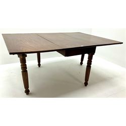 Early 19th century mahogany drop leaf dining table, ribbed, turned and fluted supports 