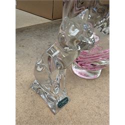 Durand glass figure of a cat and a Caithness vase with pink twist, vase H14cm
