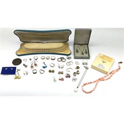 Two gold signet rings and a sapphire, op