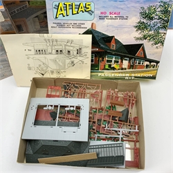 HO scale - four unopened Cornerstone construction kits comprising two Roundhouses, Backwoods Locomotive or Car Shop and Wood Water Tank kit; Cornerstone Single-Track Truss Bridge and Walthers Code 83 Bridge Track; and unmade Atlas Passenger Station Kit, all boxed