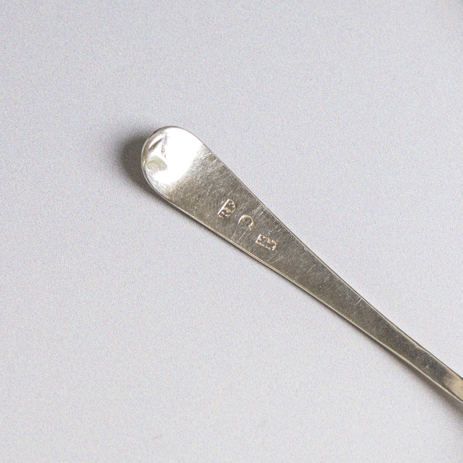 Twenty-one silver teaspoons, comprising set of six 1920s coffee spoons, set of three Kings pattern teaspoons, etc, all hallmarked