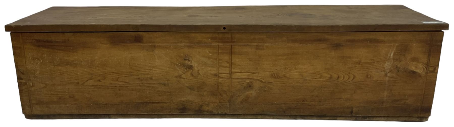 Late 20th century elm blanket box enclosed by hinged lid