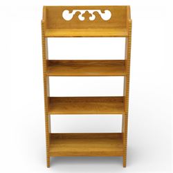 20th century small oak open bookcase, with pierced shaped cresting above four open shelves, beaded upright sides, shaped side panels, raised on shaped feet