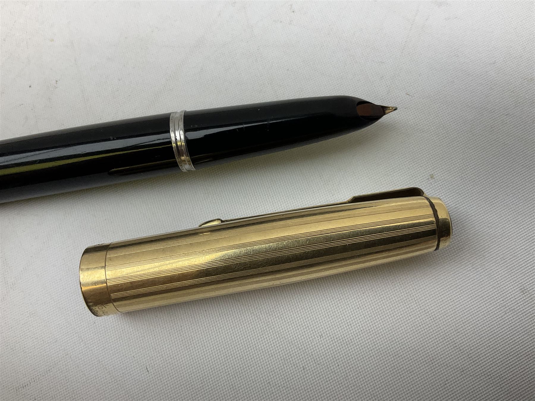 Five Parker fountain pens with gold caps, to include 65 Consort Insignia with rolled cross hatch