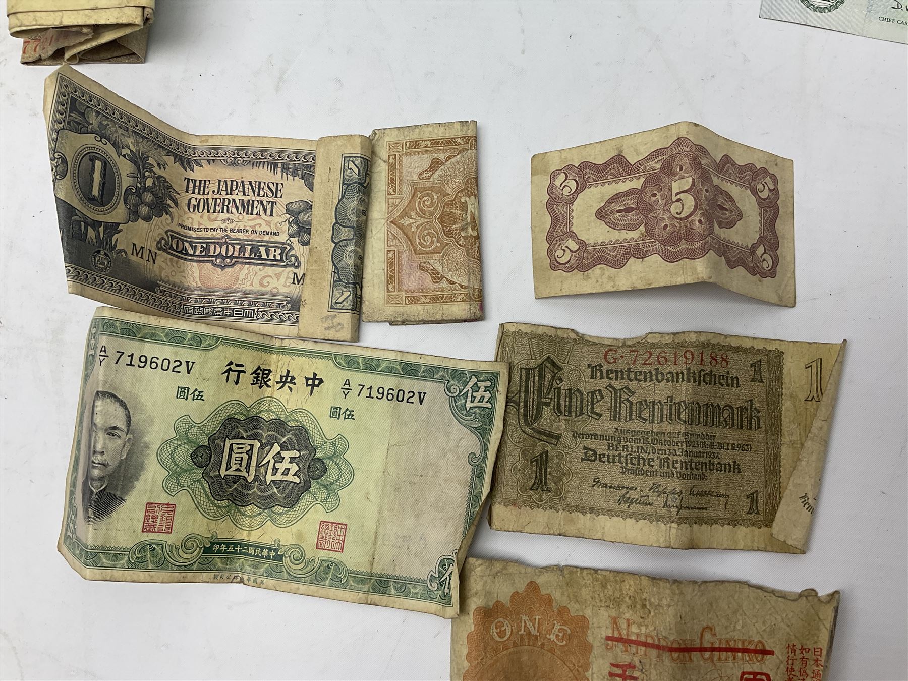 Great British and World coins and banknotes, including United Kingdom 1985 brilliant uncirculated coin collection, two 1995 brilliant uncirculated two pound coins in card folders, commemorative crowns, King George VI 1951 Festival of Britain crowns in card cases, United States of America 1964 Kennedy half dollar, two Switzerland 1966 five franc coins, five German 1972 commemorative coins, Euro banknotes, Bank of England Somerset one pound 'DU27', Japanese banknotes etc