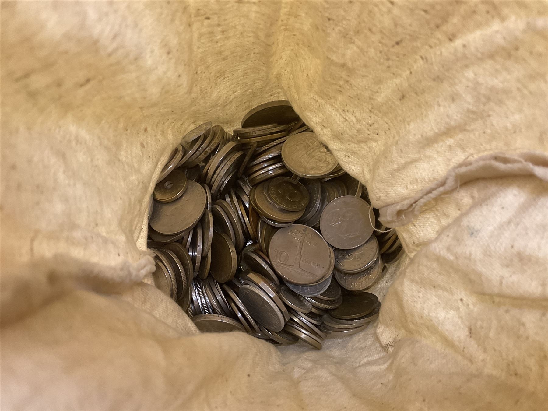 Great British and World coins, including halfcrowns, shillings, other pre-decimal coinage, The Royal Mint Great Britain and Northern Ireland 1972 coin set, commemorative crowns, various Irish coins etc