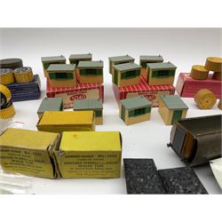 Hornby Dublo - quantity of accessories including six boxed D1 loading gauges; six boxed D1 water cranes; two 5040 packs of six platelayer's huts; two 1521 boxes of six cable drums; packs of connector clips; packs of insulating tabs; spare parts; coal inserts; boxed axles etc.