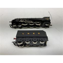 Hornby '00' gauge - Class A4 4-6-2 locomotive 'Kestrel' No.4485; and limited edition Class A4 4-6-2 locomotive 'Herring Gull' No.4466; both boxed, 4466 with transport box (2)