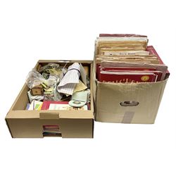 Del Prado Dolls House Step-by-Step Guide: Issues 1-110 (lacking 54,63,76,77 & 105); quantity of dolls house catalogues and booklets; and quantity of dolls house furniture and accessories