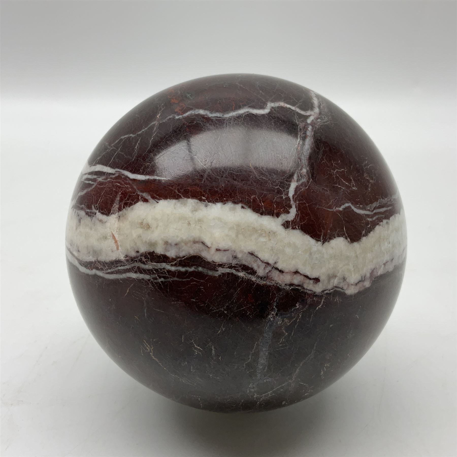 Red marble sphere, with white veins, D10cm