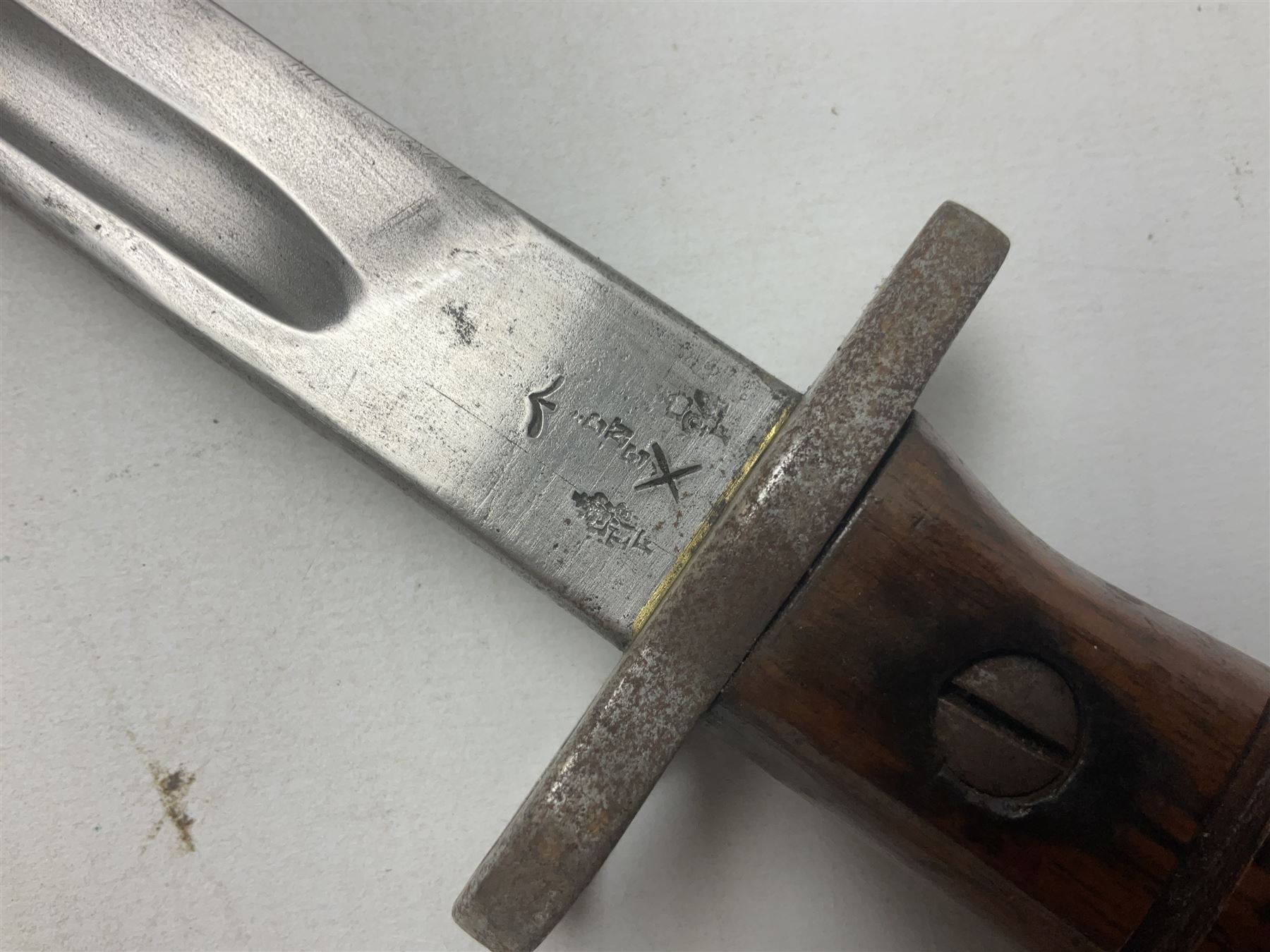 WW1 British 1907 pattern bayonet, the 43cm single edged fullered blade stamped to the ricasso with a crown GR cypher 1907 8 15 Sanderson, with various ordnance marks verso, two piece walnut grip, pommel stamped 1HLI 354; in steel mounted leather scabbard stamped 140 to the throat L57cm overall