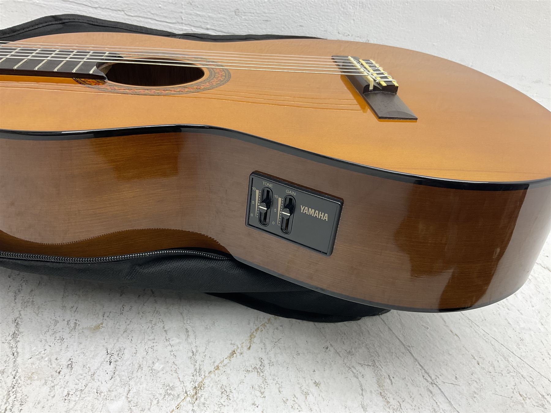 Yamaha CX40 electro-acoustic guitar L102cm in Tanglewood soft Gig-Bag