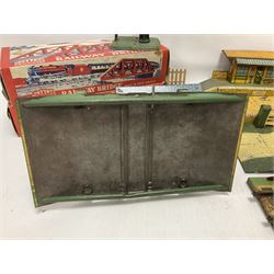 ‘0’ gauge - six boxed Hornby Hachette coaches comprising three Saloon Cars and three Dining Cars in original boxes; three loose ‘SNCF’ cars; three crossings, two Hornby/Meccano railway stations, one bridge and a water tank; two further Mettoy Railways ‘Railway Bridge’ in original boxes (17)