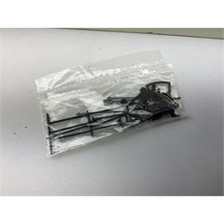 Hornby '00' gauge - Battle of Britain Class 4-6-2 locomotive '92 Squadron' No.34081; and Class 9F 2-10-0 locomotive No.92239 with weathered finish; both boxed (2)